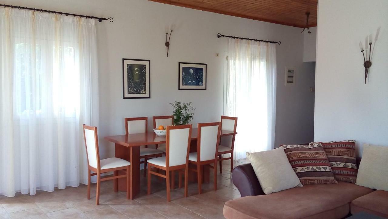 Baronessa'S Apartments Гайос Екстериор снимка